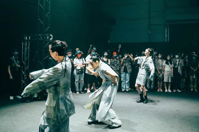 走秀舞者於現場與民眾互動，進行參與式潮流髮秀及舞蹈表演。（柯宗緯翻攝）