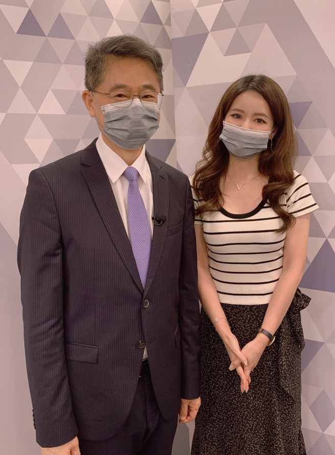 台湾运彩总经理林博泰(左)上时来运转节目，与主持人尉迟佩玉(右)谈运彩眉角。(林胜发摄)