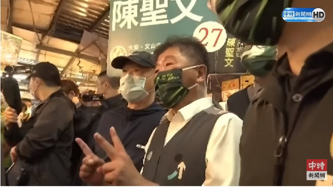 民进党台北市长候选人23日前往大安区龙泉市场扫街，遭民眾当场怒呛「走开啦！」（图／翻摄自中时新闻网YouTube）