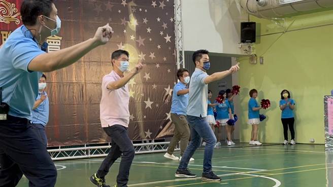 蒋万安今天参加「2022我爱芳邻舞蹈联欢会」活动。（杨亚璇摄）