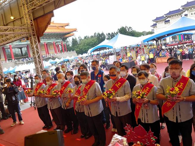 由客家委员会指导、台北市政府客家事务委员会主办的「2022台北客家义民嘉年华」，今(23)日上午于中正纪念堂两厅院前艺文广场举行。（客委会提供）