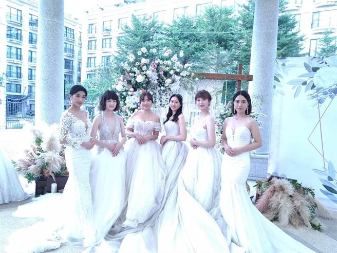 婚宴市场回温，义大皇家酒店今天下午特别选在具欧式庭园氛围的皇家花园广场举办「皇家婚宴礼讚」婚礼体验日，现场模特儿婚纱走秀，让准新人讚嘆不已。（林雅惠摄）