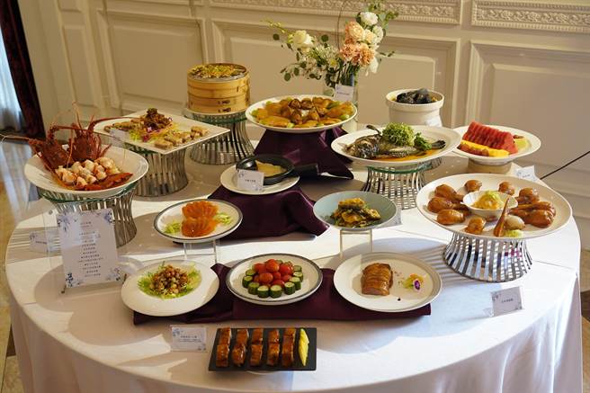 婚宴市场回温，义大皇家酒店今天下午特别选在具欧式庭园氛围的皇家花园广场举办「皇家婚宴礼讚」婚礼体验日，现场有由中餐厅行政总主厨林凯与团队展示的每桌2万5888元米其林餐厅级豪华婚礼飨宴。（林雅惠摄）