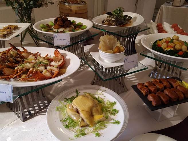 婚宴市场回温，义大皇家酒店今天下午特别选在具欧式庭园氛围的皇家花园广场举办「皇家婚宴礼讚」婚礼体验日，现场有由中餐厅行政总主厨林凯与团队展示的每桌1万8888元高CP值喜宴桌菜。（林雅惠摄）