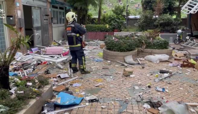 三峡一栋民宅发生气爆。（新北消防局提供）