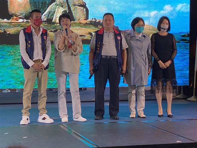 无党籍台北市长候选人黄珊珊（左二）与民眾党桃园市长候选人赖香伶（右二）出席台湾平潭商业联合会联欢晚会。（台湾平潭商业联合会提供）