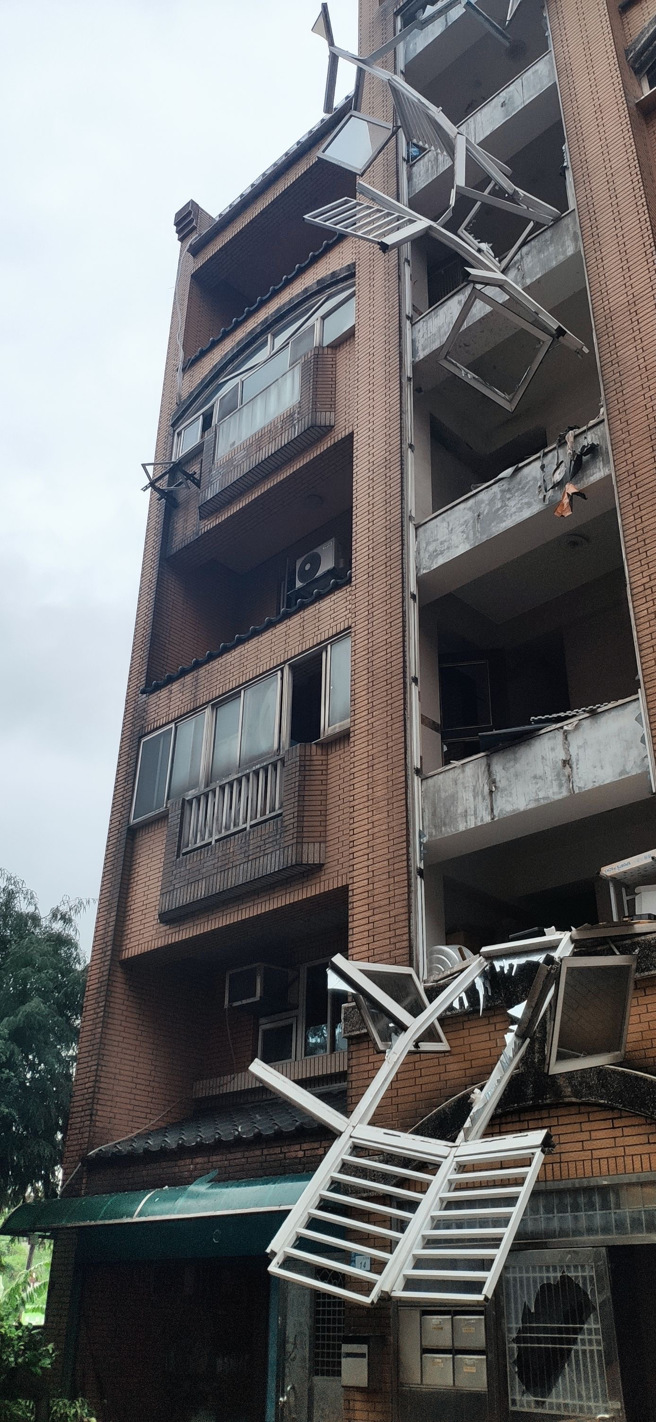 三峡一栋民宅发生气爆。（新北消防局提供）