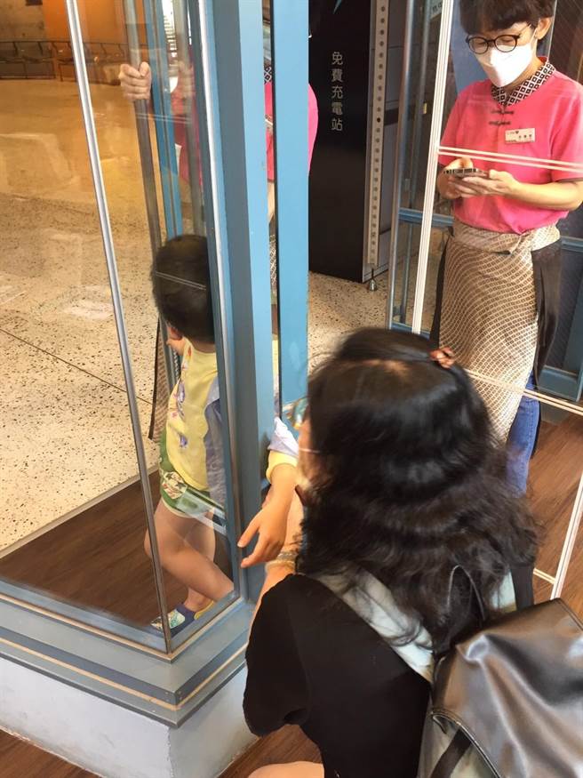 新北市八里区十三行博物馆今(23)日中午12时45分许有名5岁曾姓男童，因好奇而误将手卡入玻璃大门门缝中拔不出来，吓得他嚎啕大哭。(黄敬文翻摄)