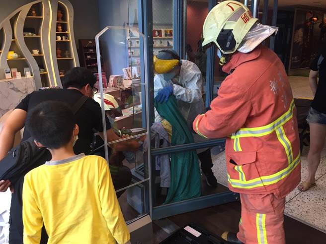 消防队获报后赶紧前往支援，使用充电式电动撑。(黄敬文翻摄)开器后终于助男童安全脱困。(黄敬文翻摄)