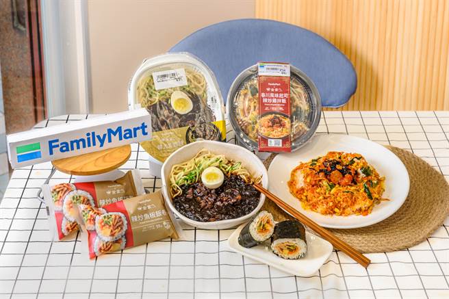 全家聯手金家ㄟ推道地韓式料理，濃郁口感鮮食包含「春川風味起司辣炒雞拌飯」（右）95元。（全家提供）