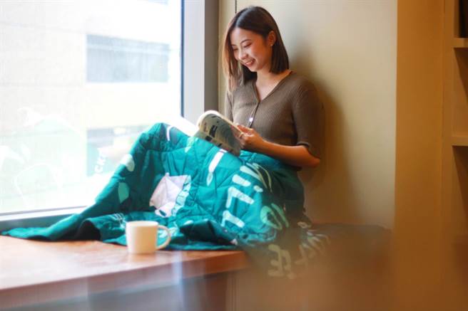 现于星巴克消费满额就可获秋日星意保暖毯。（星巴克提供）