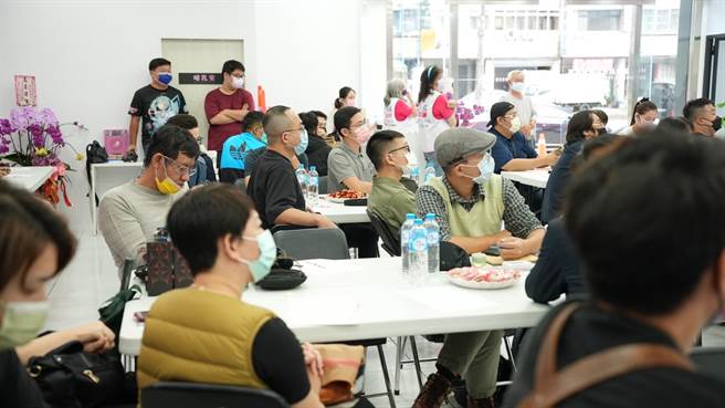 台中动漫界下午在燕子总部举办「ACG动漫分享会」，虚拟网红雨宫梦与打扮成「祢豆子」的Coser现身会场。(卢秀燕竞选总部提供)