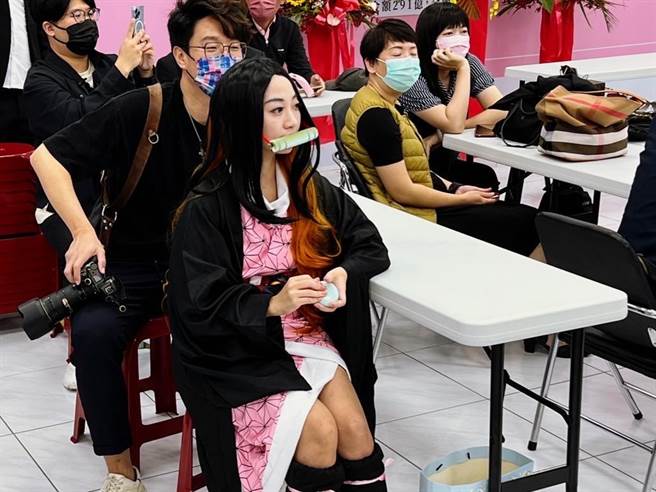 台中动漫界下午在燕子总部举办「ACG动漫分享会」，虚拟网红雨宫梦与打扮成「祢豆子」的Coser现身会场。(卢秀燕竞选总部提供)