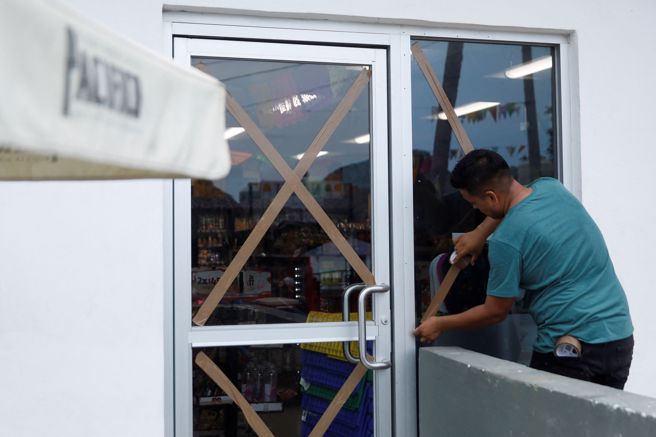 飓风罗斯林今天增强为4级风暴并持续朝墨西哥太平洋沿岸前进。（图／路透社）