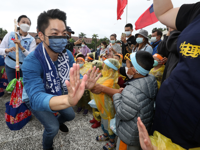 国民党台北市长候选人蒋万安（前左）23日出席2022臺北客家义民嘉年华挑担奉饭活动，并与参加活动的小小孩们击掌加油。（刘宗龙摄）