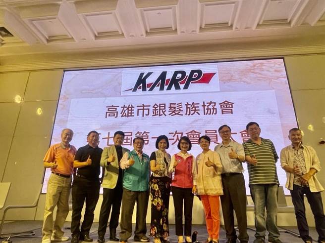 高雄市银髮族协会第7届会员大会昨天晚间于林皇宫举办，刘美黛(右六)顺利从第6届理事长连任为为第7届高雄市银髮族协会理事长，她表示，协会银髮族成员包含来自各大学退休的教授老师、名人贵妇等，很开心能有优质社团让长辈参加。(高雄市银髮族协会提供／林雅惠传真)