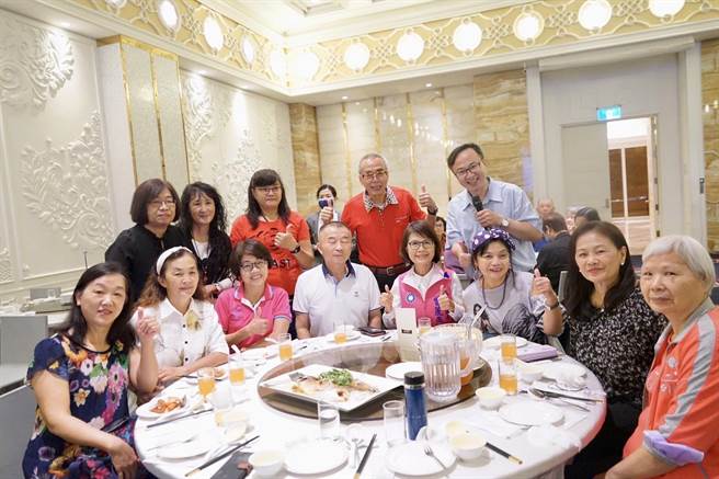 高雄市银髮族协会第7届会员大会昨天晚间于林皇宫举办，刘美黛(右四)顺利从第6届理事长连任为为第7届高雄市银髮族协会理事长，她表示，协会银髮族成员包含来自各大学退休的教授老师、名人贵妇等，很开心能有优质社团让长辈参加。(高雄市银髮族协会提供／林雅惠传真)