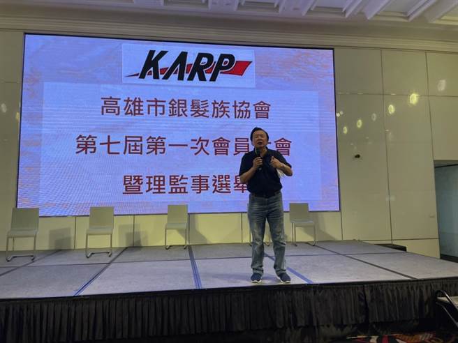 高雄市银髮族协会第7届会员大会昨天晚间于林皇宫举办，名模林志玲父亲也以贵宾身分蒞临大会，增添活动不少热络气氛。(高雄市银髮族协会提供／林雅惠传真)