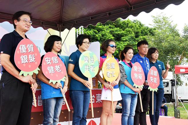 为了提升长者生活便利，台东县府招募26家高龄友善场域。（庄哲权摄）