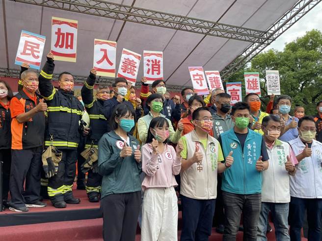 高雄市義消打火兄弟嘉年華會於高雄市義消打火兄弟嘉年華會於衛武營兒童遊戲場盛大登場。（洪靖宜攝）。（洪靖宜攝）