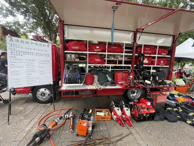 現場展示各式各樣消防救護設備。（洪靖宜攝）