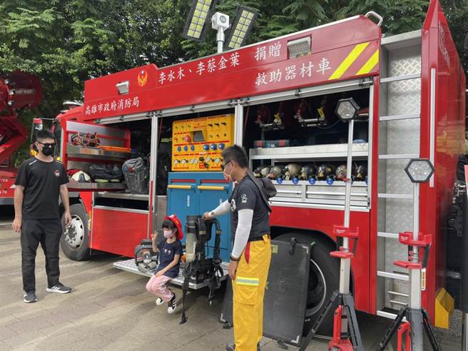 現場展示各式各樣消防救護設備。（洪靖宜攝）