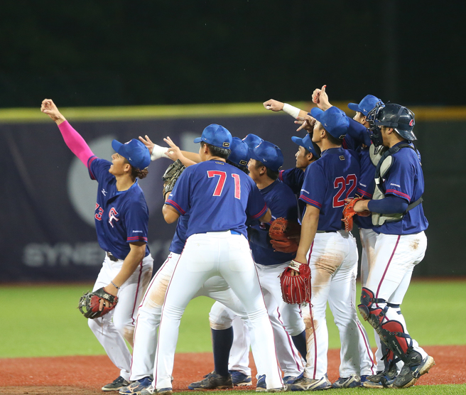 U23中华队夺下队史最佳的季军开心在场上「自拍」。（陈怡诚摄）