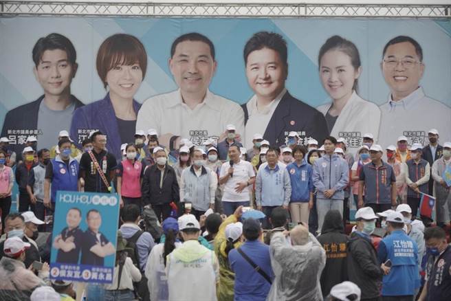 新北市長侯友宜、藍營土樹三鶯市議員候選人聯合競選總部今成立，現場集結超過百人力挺。（蔡雯如攝）