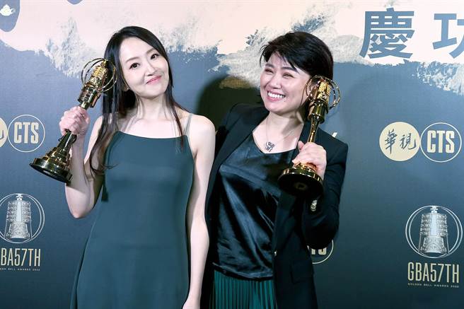 黄小猫(黄馨萱) 和严艺文获最佳编剧奖。（华视、CATCHPLAY提供）