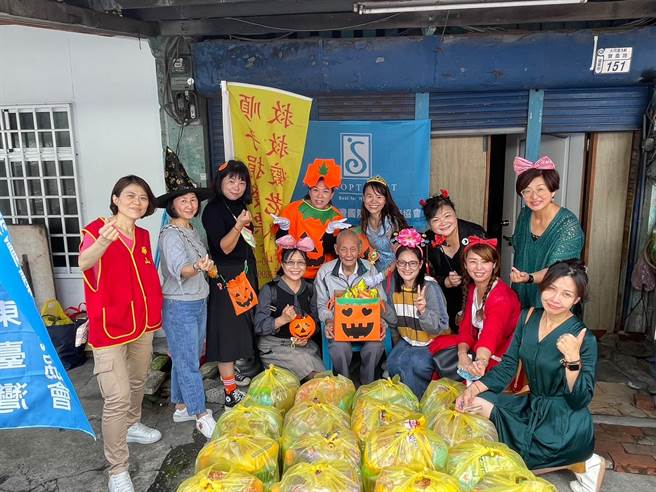 东台湾国际兰馨交流协会送爱给弱势老人。（华山基金会提供）  