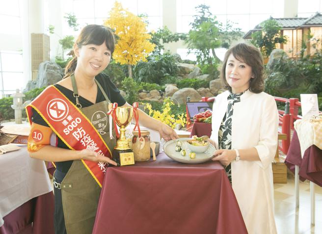 远东SOGO百货暨太平洋崇光文教基金会董事长黄晴雯（右）与社会组金牌许育铃合影。（SOGO提供）