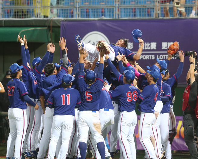 中华队夺下U23世界杯队史最佳的季军，赛后抛起总教练谢承勋。（陈怡诚摄）