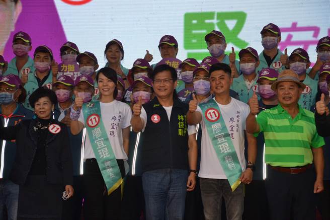民进党新北市议员廖宜琨、民进党新北市长候选人林佳龙联合竞选总部今在树林成立，现场集结超过千名民眾相挺，林佳龙、桃园市长郑文灿都肯定廖宜琨的问政成绩。（蔡雯如摄）