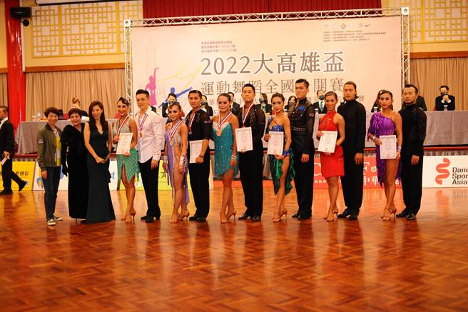 2022大高雄杯运动舞蹈全国公开赛、中华舞总国手选拔积分赛暨单人舞全国排名积分赛，22日高雄圆山饭店登场，全国200对选手齐聚同场尬舞。（柯宗纬翻摄）