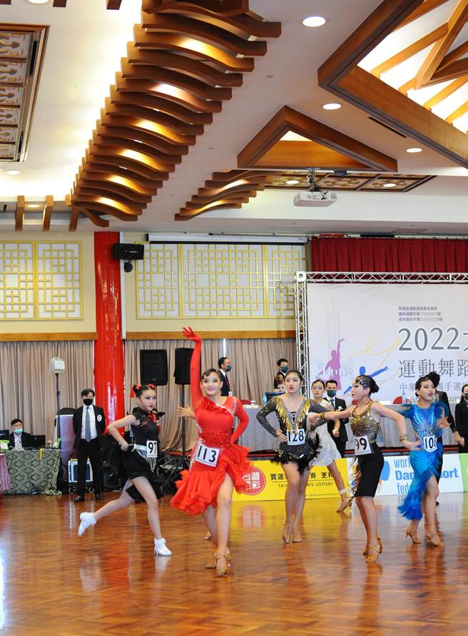 113号选手郭品薰夺下CTDSF青少年单人A组拉丁舞冠军。（柯宗纬翻摄）