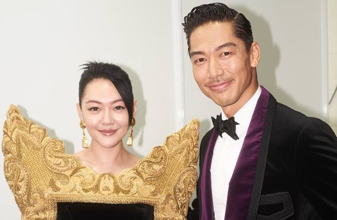 小S和「第一代国民姊夫」AKIRA在后台合照。（图／小Sfacebook）