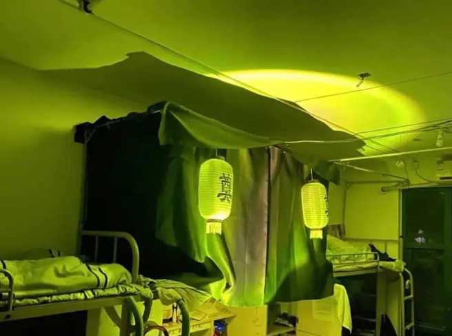 宿舍寝室内挂上「奠字灯笼」，网友一见吓坏「早晚出事」。（翻摄自脸书爆废公社公开版）