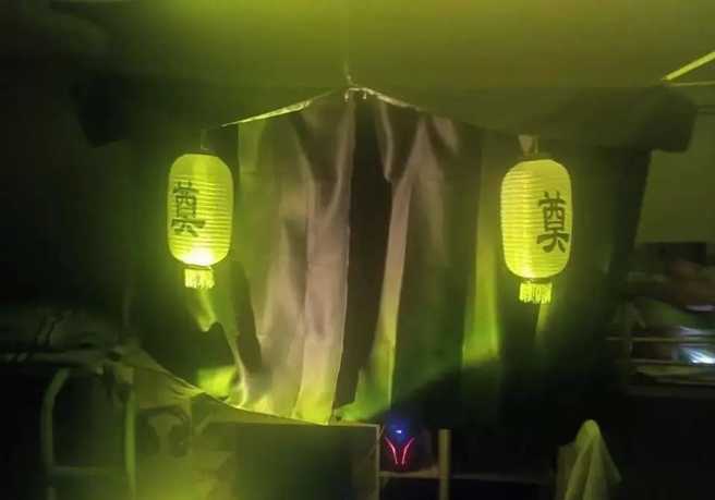 宿舍寝室内挂上「奠字灯笼」，网友一见吓坏「早晚出事」。（翻摄自脸书爆废公社公开版）