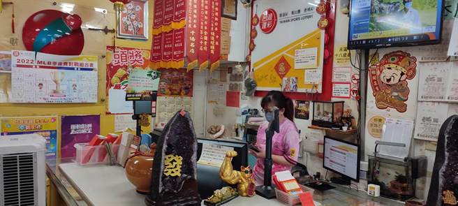 年终衝刺台湾运彩销售额，台湾运推出「买运彩、疯足球、抽Porsche」活动，并同步召募网路投注会员再送全联礼券。（民眾提供／冯惠宜台中传真）