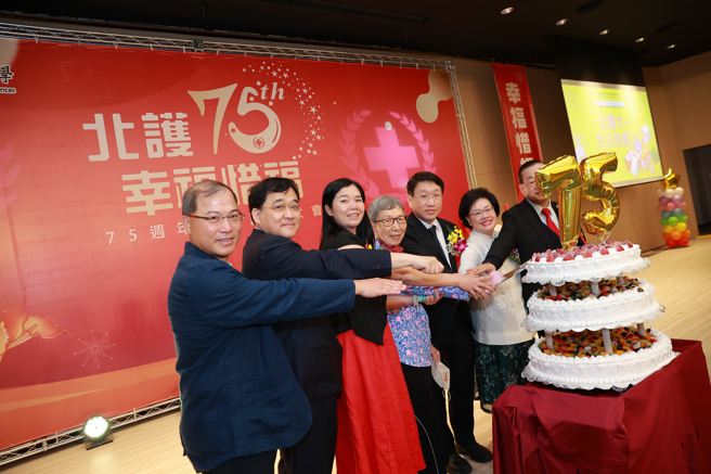 与会来宾庆祝北护大75岁生日快乐。(北护大提供)