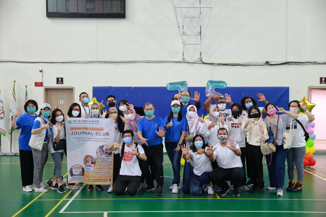 75周年校庆师生于体育馆合影。(北护大提供)