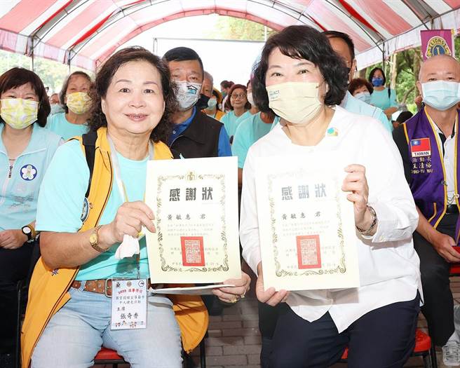 国际狮子会300-D1区器官捐赠宣导委员会主席张奇香（左）为车祸过世儿子捐赠器官，从此开始推广器捐，精神令嘉义市长黄敏惠（右）感到佩服。（吕妍庭摄）