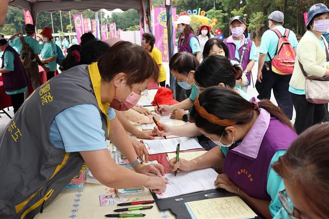 国际狮子会300-D1区23日举办「器官捐赠宣导签卡千人健行」活动，获得民眾不错迴响。（吕妍庭摄）