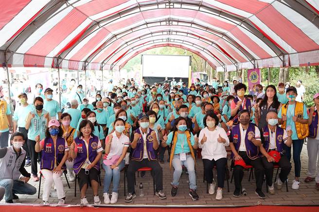 国际狮子会300-D1区23日举办「器官捐赠宣导签卡千人健行」活动。（吕妍庭摄）