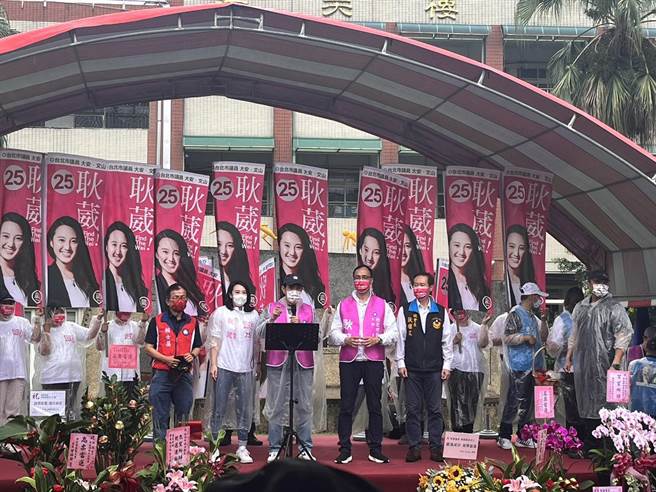 前总统马英九今天下午前往北市议员耿葳竞总成立大会站台。（杨亚璇摄）