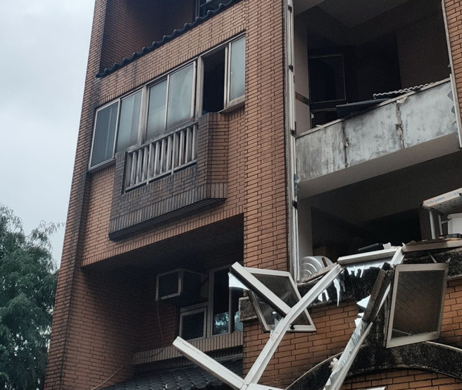 消防人员在气爆现场3楼至4楼间发现不明黄色粉末。（新北消防局提供）