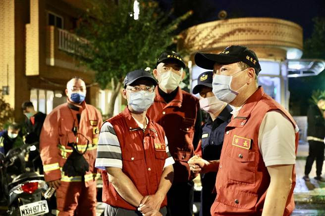 侯友宜、消防局长黄德清抵达气爆现场勘查。（新北市府提供／李奇叡新北传真）