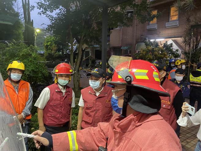 侯友宜听取现场消防报告。（新北市府提供／李奇叡新北传真）