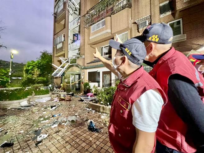 侯友宜强调，会请环保局、工务局漏夜将玻璃碎片清理完毕，以及处理外观较为危险处。（新北市府提供／李奇叡新北传真）