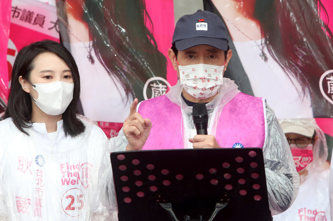 前总统马英九23日出席国民党市议员候选人耿葳竞选总部成立大会，致词时强烈抨击民进党的两岸政策导致兵凶战危，喊出「票投民进党，青年上战场；票投国民党，两岸无战场」的口号。（郑任南摄）